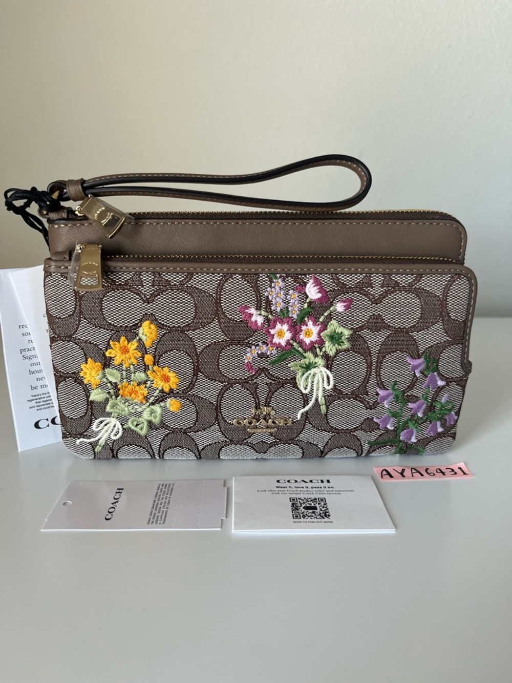 Coach Large Double Zip Wristlet🎈🎈